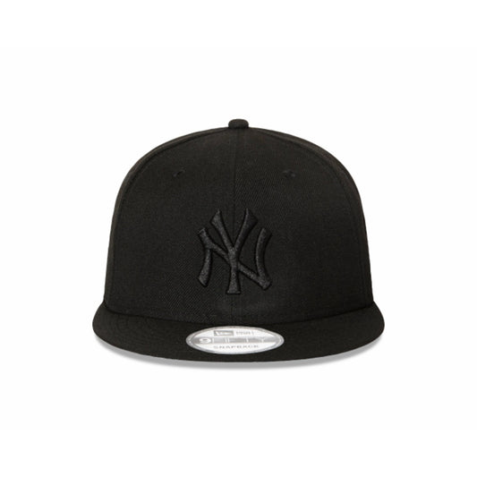 New Era  New York Yankees Black On Black 9Fifty Snapback